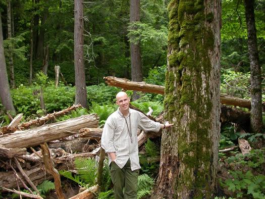 Swedish moss expert, Jörgen Sjögren, inspecting Anomodom moss on a maple trunk